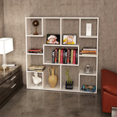 Bibliothèque design blanche avec étagères asymétriques pour un style moderne